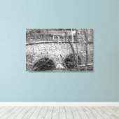 Steinbogenbrücke über den Unami-Bach - B&W Leinwanddruck (Insitu (Holzboden))