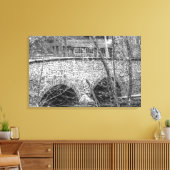 Steinbogenbrücke über den Unami-Bach - B&W Leinwanddruck (Insitu (Wohnzimmer))