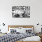 Steinbogenbrücke über den Unami-Bach - B&W Leinwanddruck (Insitu (Schlafzimmer))
