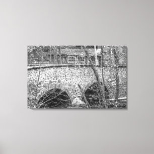 Steinbogenbrücke über den Unami-Bach - B&W Leinwanddruck
