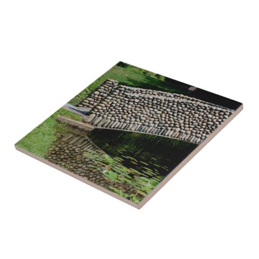 Steinbrücke über die Lily Pond Nature Fliese (Seite)