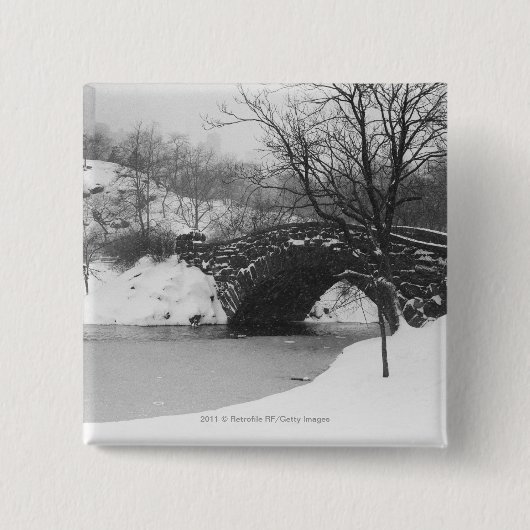 Steinbrücke über Schnee bedeckte Fluss Button (Vorderseite)