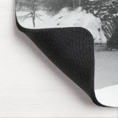 Steinbrücke über Schnee bedeckte Fluss Mousepad (Ecke)