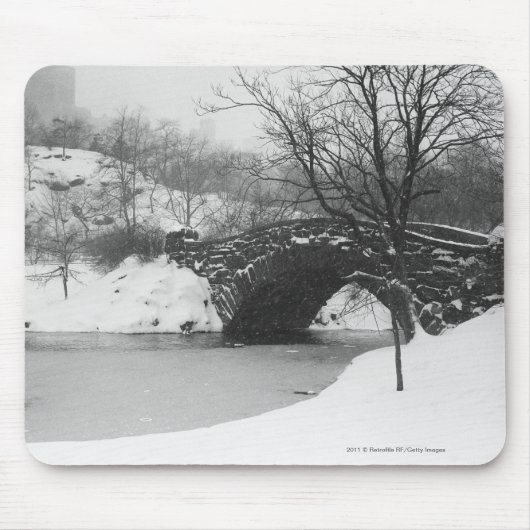 Steinbrücke über Schnee bedeckte Fluss Mousepad (Vorne)