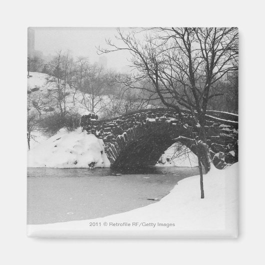 Steinbrücke über schneebedeckten Fluss Magnet (Vorne)