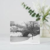 Steinbrücke über schneebedeckten Fluss Postkarte (Stehend Vorderseite)