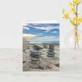 Steine am Strand, in die Bucht legen Karte (Gelbe Blume)