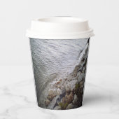 Steine am Strand Pappbecher (Rückseite)