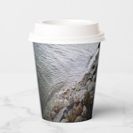 Steine am Strand Pappbecher (Rückseite)