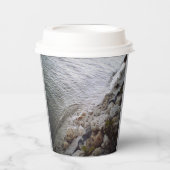 Steine am Strand Pappbecher (Vorderseite)