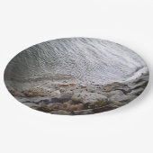 Steine am Strand Pappteller (Schrägansicht)