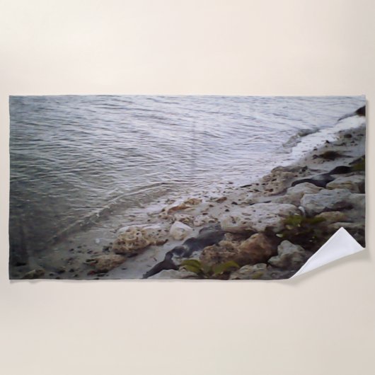 Steine am Strand Strandtuch (Vorderseite)