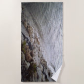 Steine am Strand Strandtuch (Vorderseite)