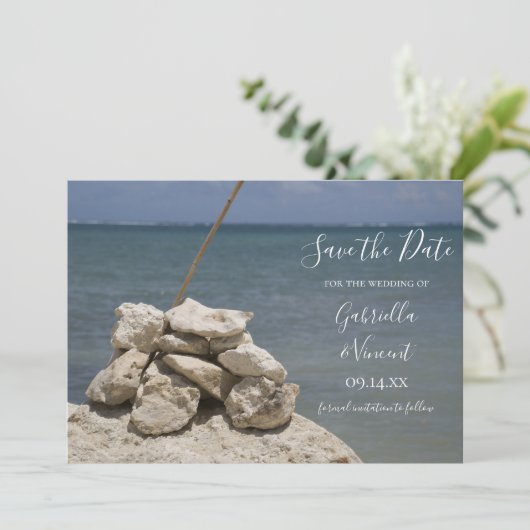Steine auf der Strandhochzeit Save the Date (Stehend Vorderseite)