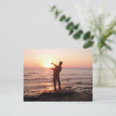 Steine in den Sonnenuntergang überspringen Postkarte (Stehend Vorderseite)