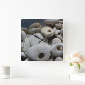 Steine mit Lochquadrat, moderne Uhr (Zuhause)