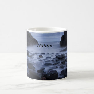 Steine und Felsen entlang der Küste des Ozeans Kaf Kaffeetasse