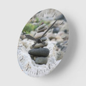 Steine Zen im Strand von Almeria Runde Wanduhr (Winkel)