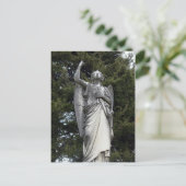 Steinengel mit Kiefernbäumen im Hintergrund Postkarte (Stehend Vorderseite)