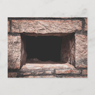 Steinfensteröffnung in Granitwand Postkarte