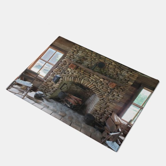 Steinfeuerplatz in der Zuhause des 19. Jahrhundert Fußmatte (Schrägansicht)