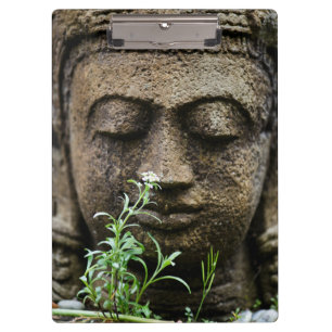 Steingartenstatue mit Blume Klemmbrett
