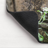 Steingartenstatue mit Blume Mousepad (Ecke)