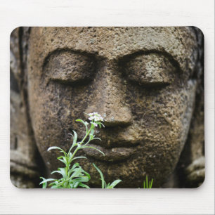 Steingartenstatue mit Blume Mousepad
