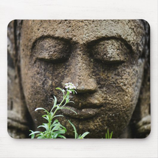 Steingartenstatue mit Blume Mousepad (Vorne)