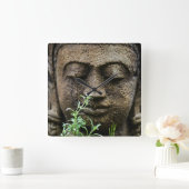 Steingartenstatue mit Blume Quadratische Wanduhr (Zuhause)