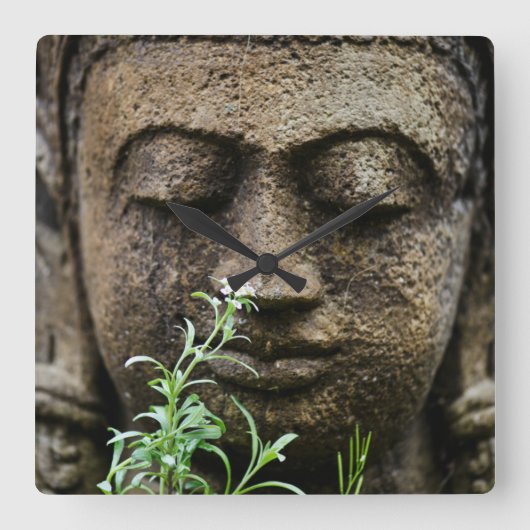 Steingartenstatue mit Blume Quadratische Wanduhr (Vorderseite)