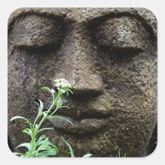Steingartenstatue mit Blume Quadratischer Aufkleber (Vorderseite)