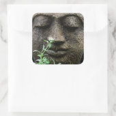 Steingartenstatue mit Blume Quadratischer Aufkleber (Tasche)