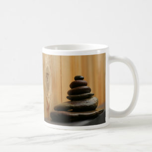 Steinhaufen-Meditations-Steine und Holz Kaffeetasse