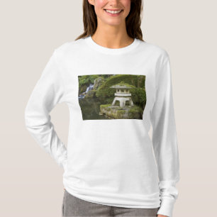 Steinlaterne und Heavenly Falls T-Shirt