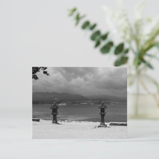 Steinlaternen am Meer Postkarte (Stehend Vorderseite)