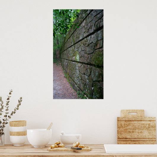 Steinmauer am Waldpfad Plakat (Küche)