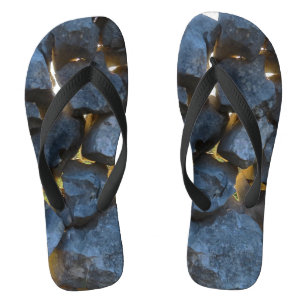 Steinmauer im kroatischen Stil Badesandalen