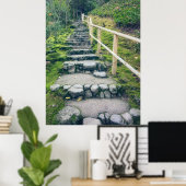 Steinpfad in den dichten Wald Poster (Heimbüro)