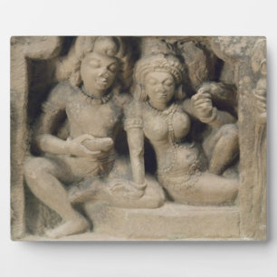 Steinschnitzen von Liebhabern, die eine Tanzauffüh Fotoplatte