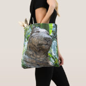 Steintiger auf einer Tottasche Tasche (Von Nahem)