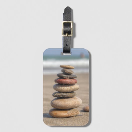 Steinturm auf Strand Gepäckanhänger (Vorderseite Vertikal)