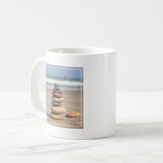 Steinturm auf Strand Kaffeetasse (Vorderseite Links)