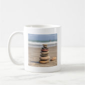 Steinturm auf Strand Kaffeetasse (Links)