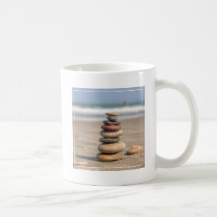 Steinturm auf Strand Kaffeetasse