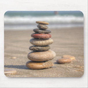 Steinturm auf Strand Mousepad
