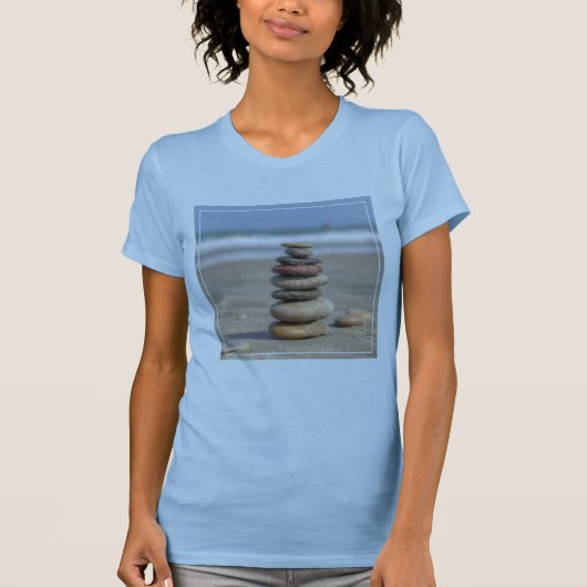 Steinturm auf Strand T-Shirt (Vorderseite)