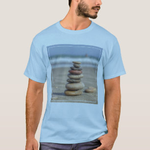 Steinturm auf Strand T-Shirt
