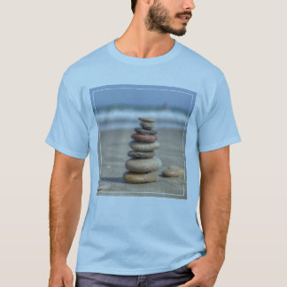 Steinturm auf Strand T-Shirt