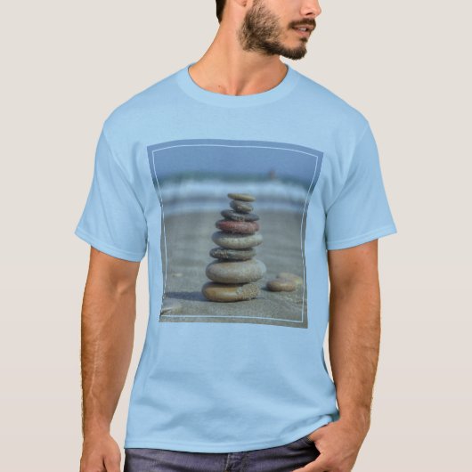 Steinturm auf Strand T-Shirt (Vorderseite)